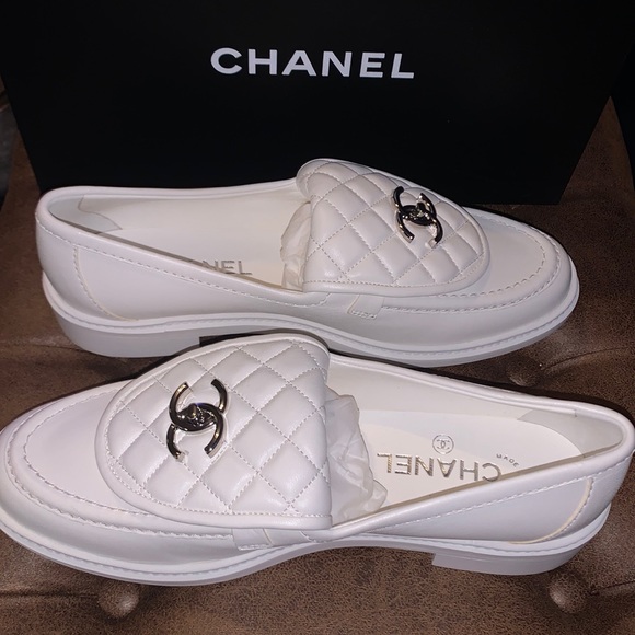 Chanel Loafers 2022 White Silver CC Logo Turn Lock Leather Flats Loafers - Picture 4 of 8